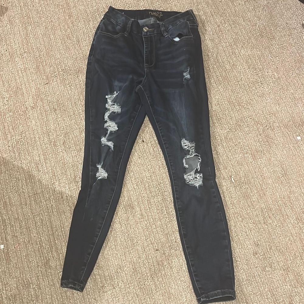 brand: rue21 (curvy), size 6, ripped navy jeans